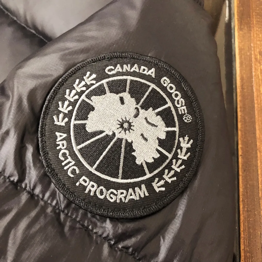 P880 Canada Goose/Canada Goose 2023 limited new Crofton bread down jacket for men and women] Exclusive design concept on the entire network: Canadian brand Canada Goose has always been recognized as the warmest down jacket, and various IS celebrities, Internet celebrities, and celebrities often wear it for street photos. I make Canada Goose every year, but I still can’t get rid of my love for the big geese. No matter how cold the days are, there is no need to be afraid, because there are big geese! Filled with 90% white duck down, Canada Goose is the legendary warmest down jacket and is known as a must-have for Arctic outdoor sports! The most popular down jacket in the world, celebrities are rushing to buy it, it is a must-have! Fabric + Features: ✅ Made of Japanese thermal fabric, with good thermal insulation performance, waterproof and windproof. Wear a hat when going out in the rainy season to keep warm and keep out the rain. ✅ It is filled with 90% international white duck down. The filling amount is much more than any other clothes on the market. Only in this way can it be full and the touch will be very soft. ✅ The original custom-made fabric is made of recycled Feather-Light tear-resistant fabric, which is ultra-light and has no weight-bearing feeling on the upper body and ensures the feel and bulkiness. The interior is made of nylon ylon double-layer sealing design, which will not cause any velvet leakage. The cold-proof effect is as high as level 4. ✅ The zipper is customized from Yoshida YKK factory, with clear engraving and perfect smooth texture. ✅Stand-collar hooded drawstring design achieves double warmth retention effect. ✅The inner ➕ has a waistband design and the waistband has logo embroidery to fit the body better and provide double windproof effect. ✅All accessories are 1:1 original factory. ✅ Imported Behringer embroidery machine to customize the 10,000-needle embroidery logo, 100% restored to the original product. ✅ Collar label, washed label, hang tag, zipper cord, pocket label, back label, collar velvet, Velcro fasteners, all details of the cuffs are authentic, and the hang tags and anti-counterfeiting labels are complete ✅ The cuffs are made of thickened seamless threads, which are warm and comfortable. Craftsmanship: Crofton loaf, the latest style in 2023, with cold protection effect up to level 4, made of recycled Feather-Light tear-resistant fabric, ultra-light, and no weight-bearing feeling on the upper body! The unique black label highlights your temperament‼ ️Color: black silver gray Size: S～XXL